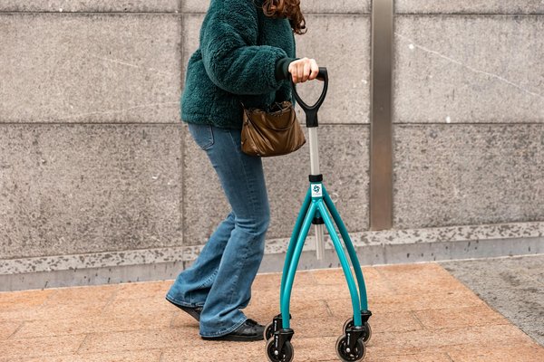 Comment les seniors peuvent-ils se tenir informés des actualités locales ?